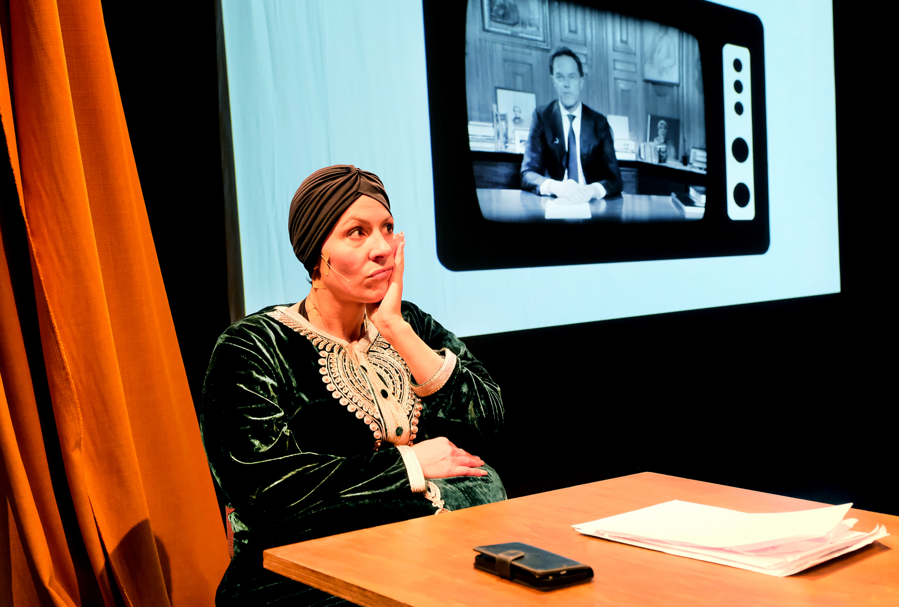 Mouna Laroussi in het theater