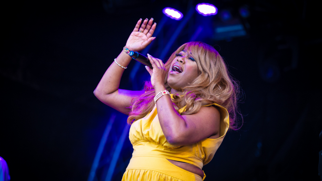 Kwetsbaar én in haar kracht, Berget Lewis zingt Tina Turner en eigen muziek