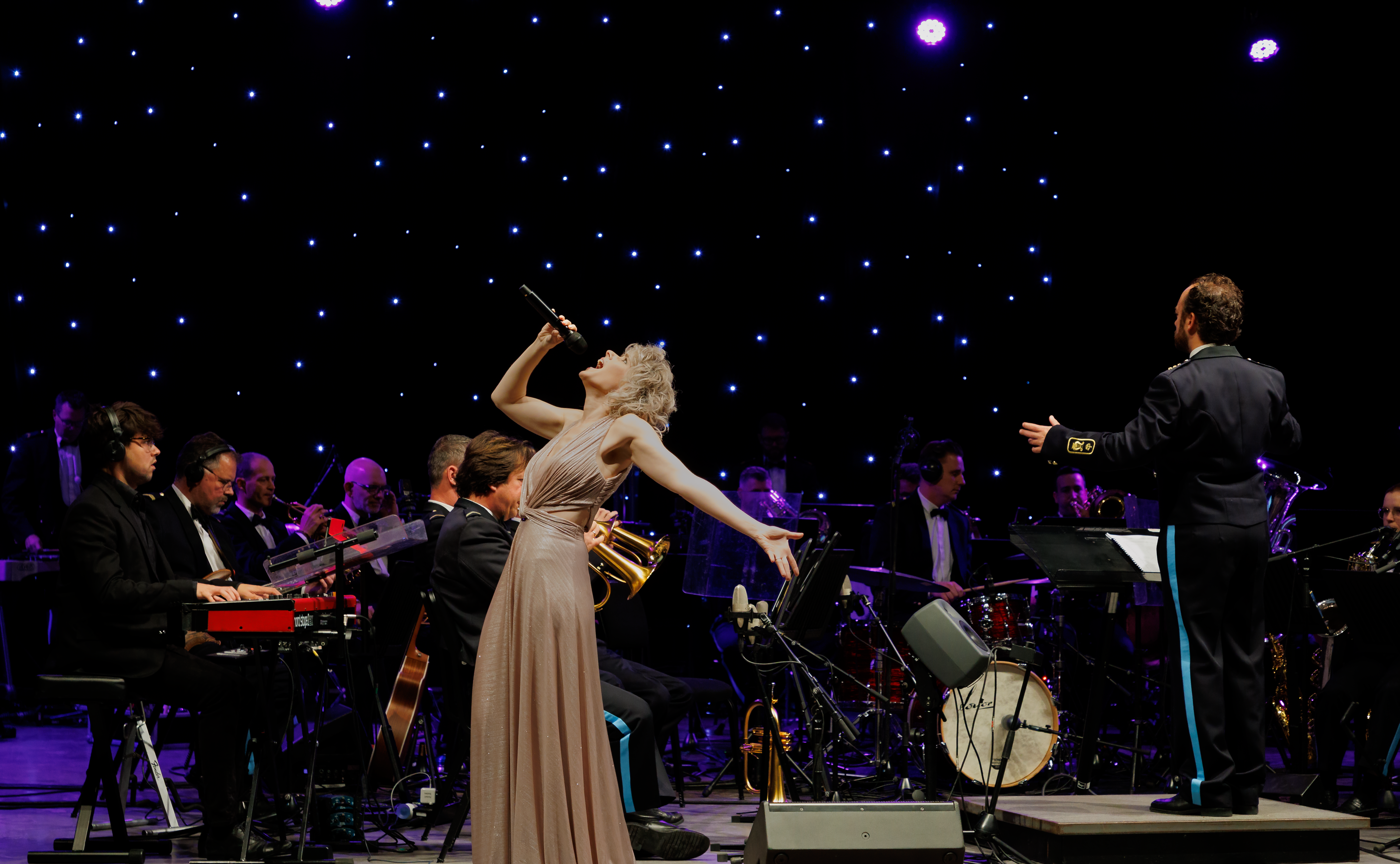 Orkest van de Koninklijke Landmacht met Catalijne in het theater