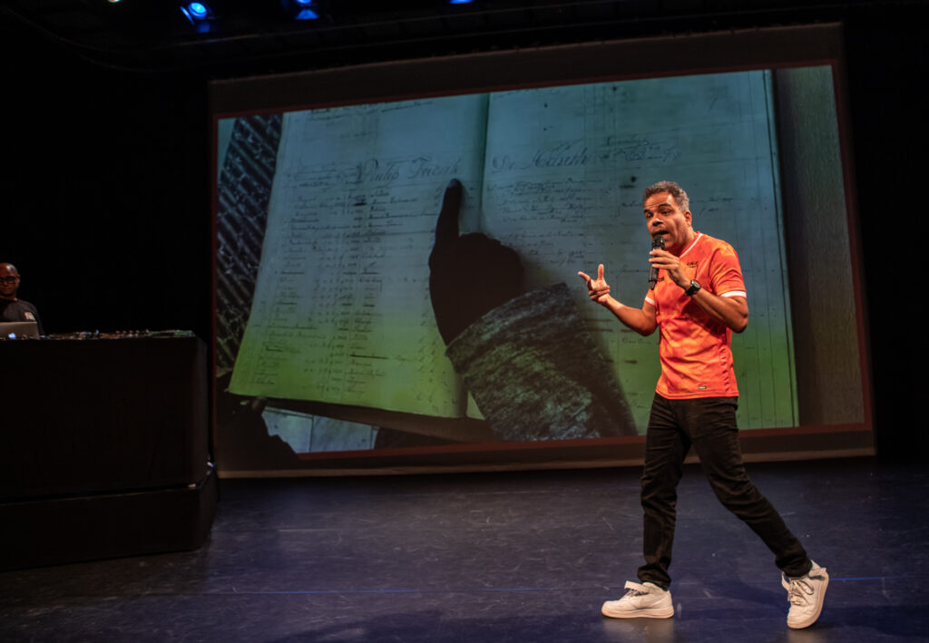Recensie Keti Koti Conference: Hoe combineer je onze slavernijgeschiedenis met humor? Jeffrey Spalburg weet het!