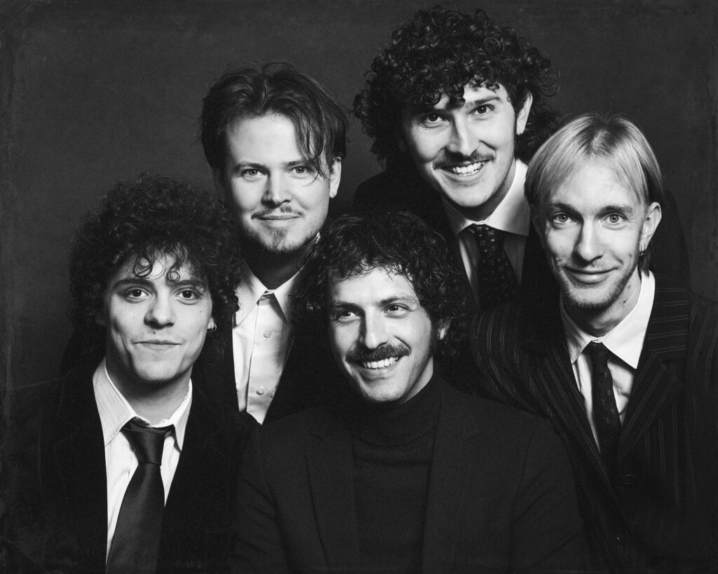 The Young Analogues in het theater