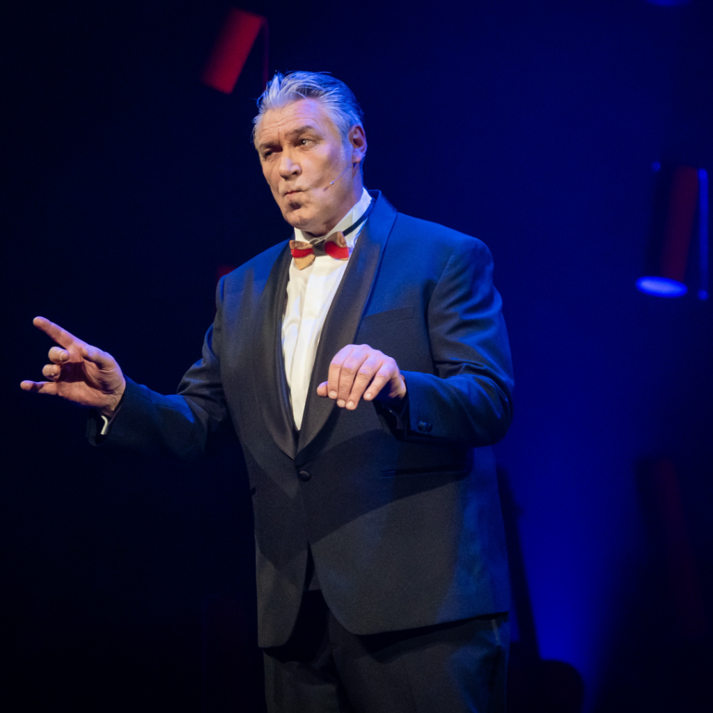 Sjaak Bral in het theater.