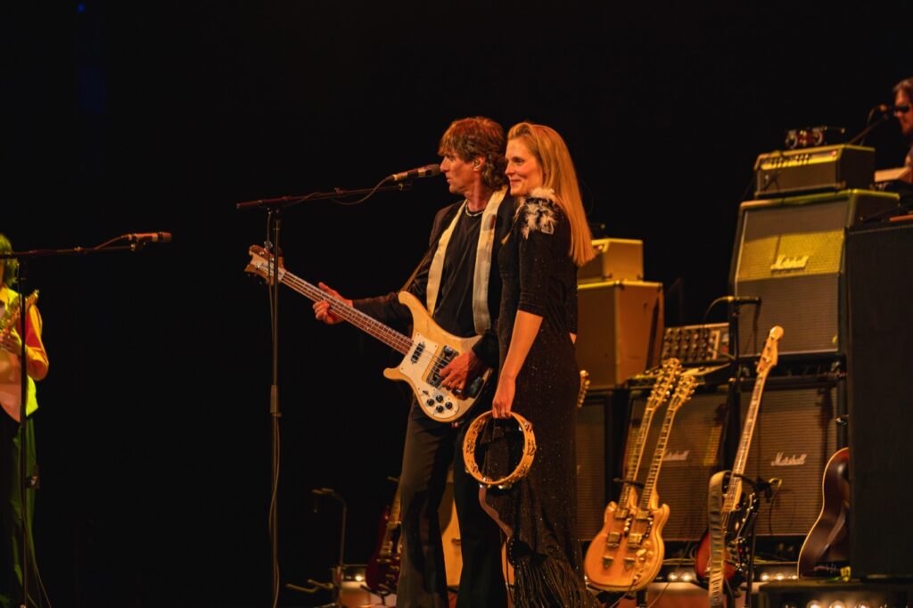 Yuri produceert niet alleen de hele show, hij vervult ook de dubbelrol van leadperformer en zanger!