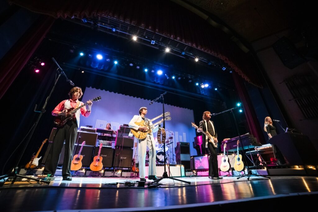 De volledige band brengt de energie van McCartneys jaren-zeventigconcerten tot leven.